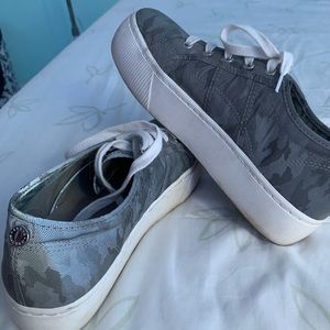 STEVE MADDEN REFLECTIVE SHOES